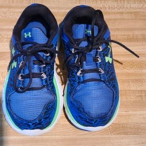 boys under armour tennis shoe